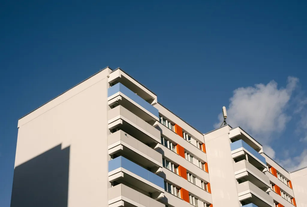 Yeni tamamlanmış modern bir konut binası