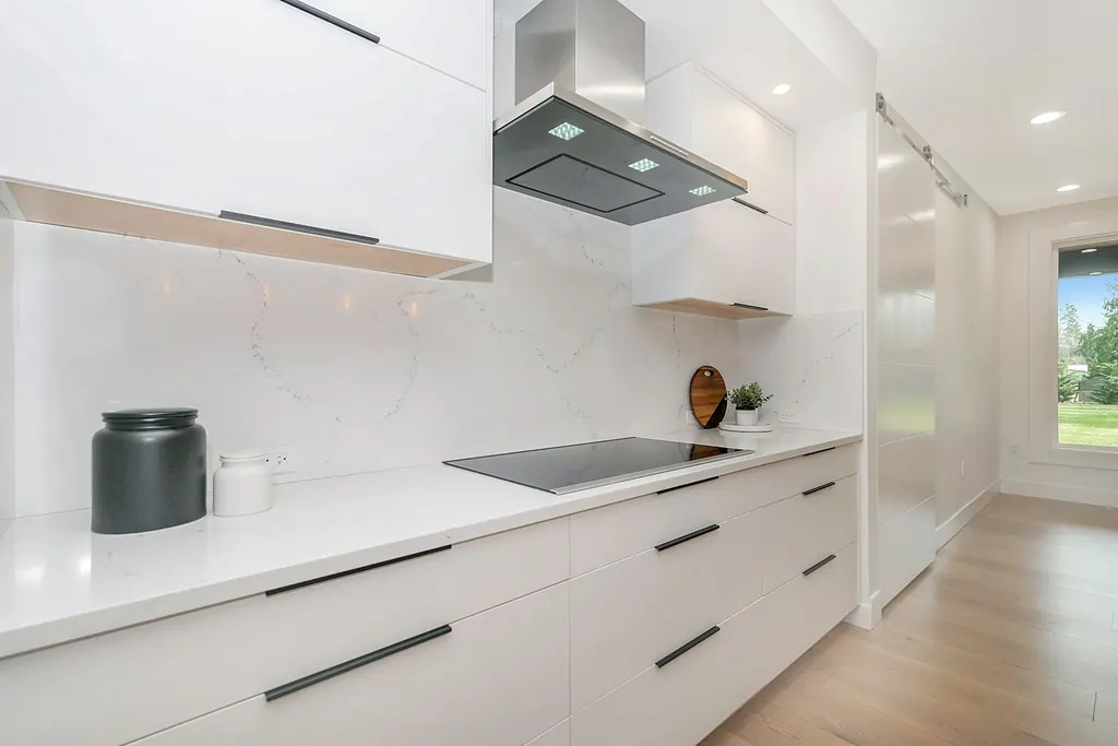 Detaylı temizliği yapılmış pırıl pırıl modern mutfak